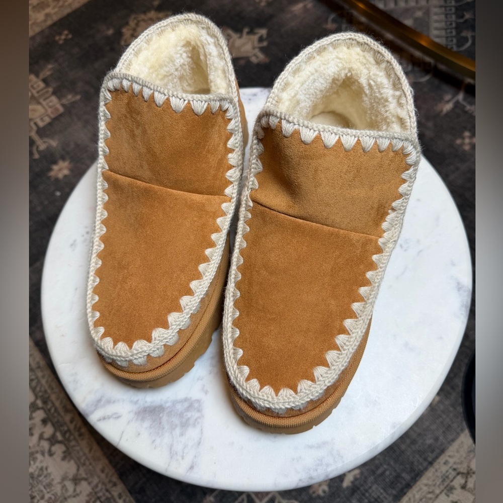 Women’s Size 10 Cozy Sherpa‎ Lined Slippers Tan Faux Suede UGG Style In/Outdoor